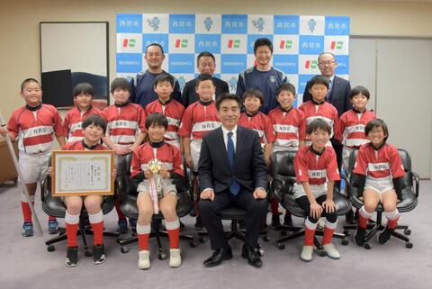 西宮ラグビー少年団の関係者らと石井市長との記念写真