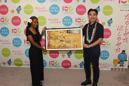 セントニコラス校の学生と石井市長