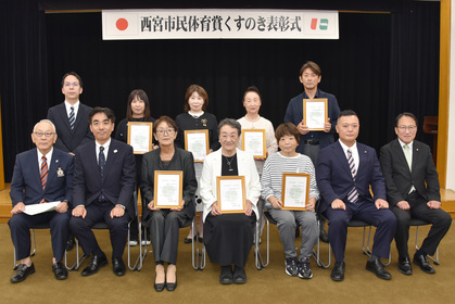 「くすのき」受賞者と市関係者