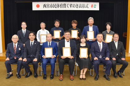 「くすのき」受賞者と市関係者