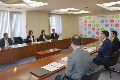 協定締結式の様子