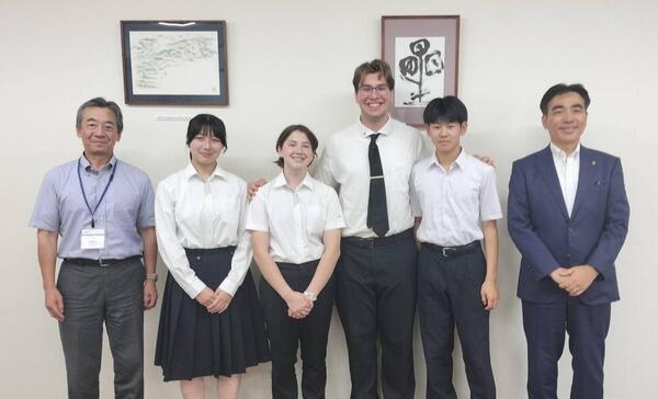 交換学生と石井市長、大和教育長