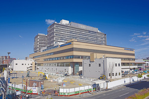 工事が進む西宮総合医療センター（仮称）と大塚中公園