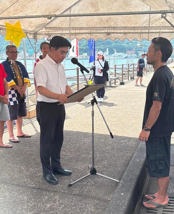 表彰状を授与する石井市長