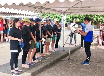 奄美市長からの表彰上を受け取る優勝チーム