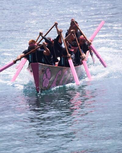 勇壮な漕ぎを見せる小湊舟勝負隊