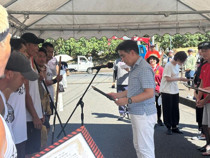 表彰状を授与する石井市長