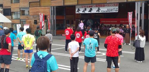 開会式であいさつする副市長