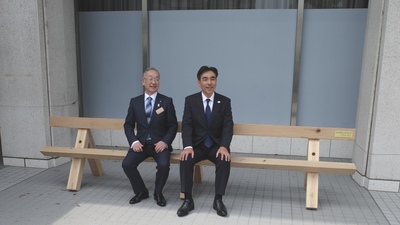 ベンチに腰掛ける西宮市長と梼原町長