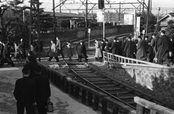 6 昭和32年 駅構内に踏切