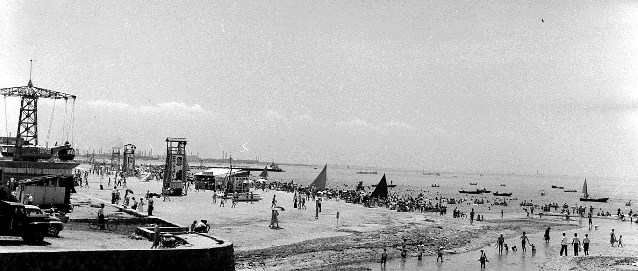 1 昭和27年 海水浴場に浮かぶヨット