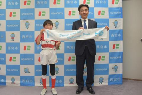 西宮ラグビー少年団の原田主将と石井市長との記念写真